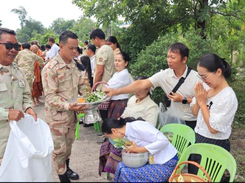 พิธีทำบุญตักบาตรข้าวสารอาหารแห้งแด่พระภิกษุสงฆ์ เพื่อถวายเป็นพระราชกุศล