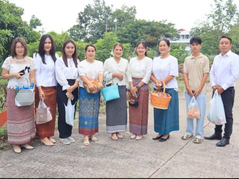 พิธีทำบุญตักบาตรข้าวสารอาหารแห้งแด่พระภิกษุสงฆ์ เพื่อถวายเป็นพระราชกุศล