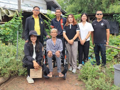 มอบรถเข็นนั่งสำหรับผู้ที่มีปัญหาในการเดิน (Wheelchair)