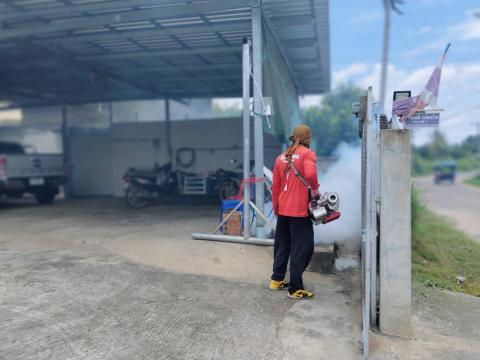 พ่นหมอกควันกำจัดยุงลาย พาหะนำโรคไข้เลือดออก