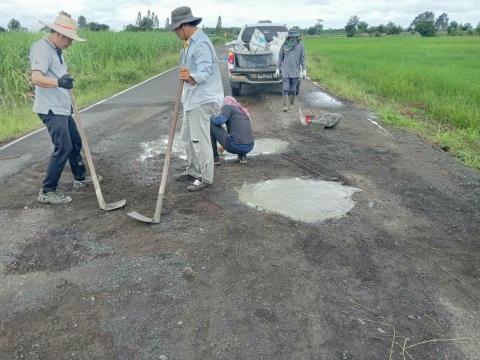 ลงพื้นที่ดำเนินการซ่อมแซมถนนที่ชำรุดเสียหาย