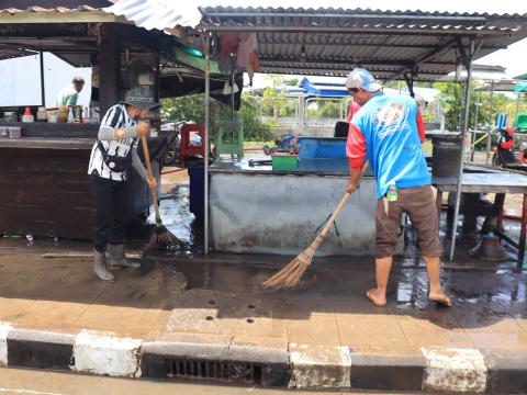 ลงพื้นที่ดำเนินการทำความสะอาดและจัดระเบียบพื้นที่ตลาดลานค้าชุมชน