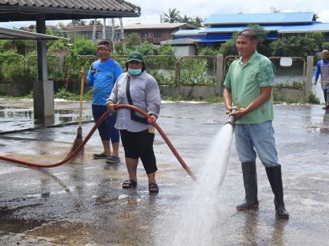 ลงพื้นที่ดำเนินการทำความสะอาดและจัดระเบียบพื้นที่ตลาดลานค้าชุมชน