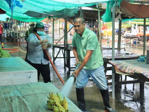 ลงพื้นที่ดำเนินการทำความสะอาดและจัดระเบียบพื้นที่ตลาดลานค้าชุมชน
