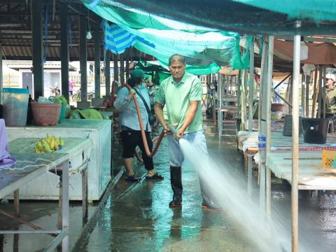 ลงพื้นที่ดำเนินการทำความสะอาดและจัดระเบียบพื้นที่ตลาดลานค้าชุมชน