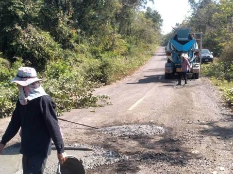 ซ่อมแซมถนนชำรุดในพื้นที่ตำบลถาวร