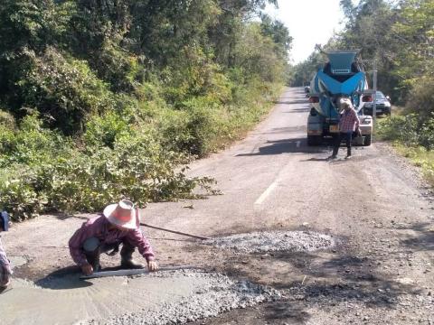 ซ่อมแซมถนนชำรุดในพื้นที่ตำบลถาวร