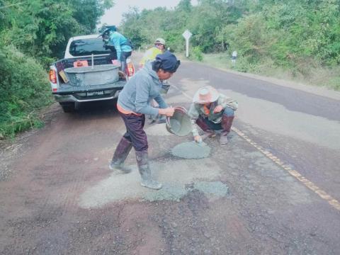 ซ่อมแซมถนนชำรุดในพื้นที่ตำบลถาวร