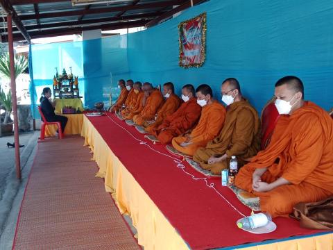 ทำพิธีเลี้ยงเพลพระถวายภัตตาหารแด่พระภิกษุสงฆ์