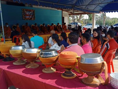 ทำพิธีเลี้ยงเพลพระถวายภัตตาหารแด่พระภิกษุสงฆ์