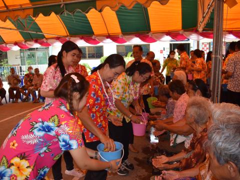 โครงการส่งเสริมเทศกาลประเพณี วันสงกรานต์ และรดน้ำดำหัวผู้สูงอายุ ประจำปี 2566