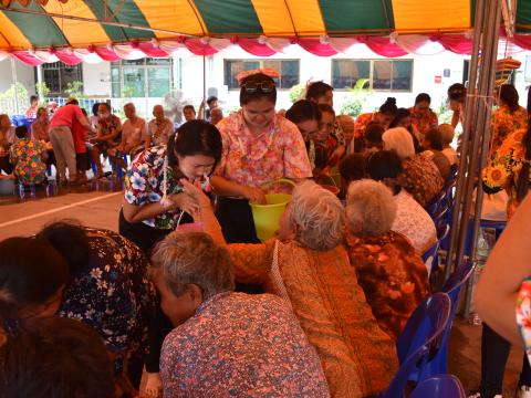 โครงการส่งเสริมเทศกาลประเพณี วันสงกรานต์ และรดน้ำดำหัวผู้สูงอายุ ประจำปี 2566