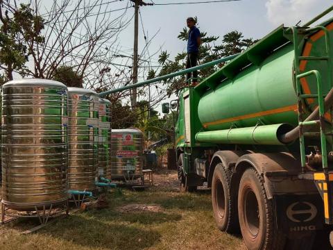 ส่ง​น้ำอุปโภคเติมน้ำถังเก็บน้ำกลาง​ บ้านคลองต้อหมู่ที่ 7