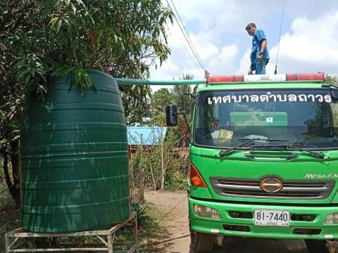 ส่ง​น้ำอุปโภคเติมน้ำถังเก็บน้ำ หมู่ที่ 1 และหมู่ที่ 5