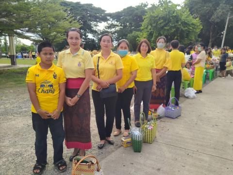 ร่วมพิธีตักบาตรข้าวสารอาหารแห้ง เนื่องในวันเฉลิมพระชนมพรรษา พระบาทสมเด็จพระปรเมนทรรามาธิบดีศรีสินทรมหาวชิราลงกรณ พระวชิรเกล้าเจ้าอยู่หัว