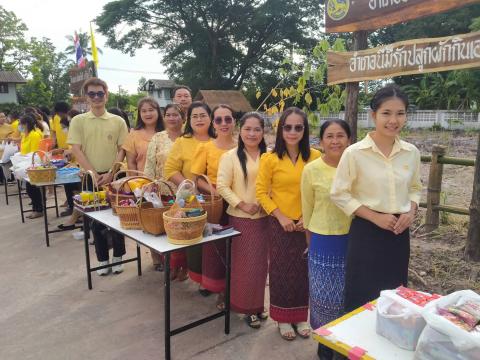 ร่วมพิธีตักบาตรข้าวสารอาหารแห้ง เนื่องในวันเฉลิมพระชนมพรรษา พระบาทสมเด็จพระปรเมนทรรามาธิบดีศรีสินทรมหาวชิราลงกรณ พระวชิรเกล้าเจ้าอยู่หัว