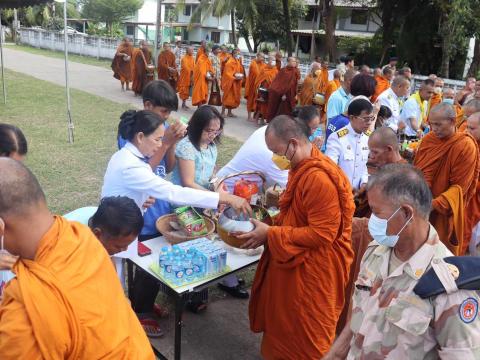 วมพิธีตักบาตรข้าวสารอาหารแห้ง เนื่องในวันเฉลิมพระชนมพรรษา สมเด็จพระนางเจ้าสิริกิติ์ พระบรมราชินีนาถ พระบรมราชชนนีพันปีหลวง