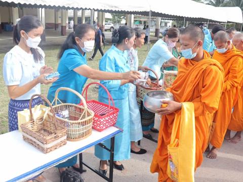 วมพิธีตักบาตรข้าวสารอาหารแห้ง เนื่องในวันเฉลิมพระชนมพรรษา สมเด็จพระนางเจ้าสิริกิติ์ พระบรมราชินีนาถ พระบรมราชชนนีพันปีหลวง