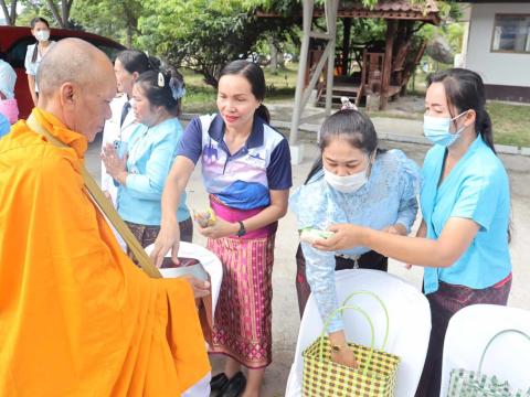 วมพิธีตักบาตรข้าวสารอาหารแห้ง เนื่องในวันเฉลิมพระชนมพรรษา สมเด็จพระนางเจ้าสิริกิติ์ พระบรมราชินีนาถ พระบรมราชชนนีพันปีหลวง