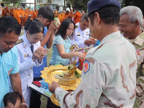 วมพิธีตักบาตรข้าวสารอาหารแห้ง เนื่องในวันเฉลิมพระชนมพรรษา สมเด็จพระนางเจ้าสิริกิติ์ พระบรมราชินีนาถ พระบรมราชชนนีพันปีหลวง