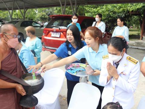 วมพิธีตักบาตรข้าวสารอาหารแห้ง เนื่องในวันเฉลิมพระชนมพรรษา สมเด็จพระนางเจ้าสิริกิติ์ พระบรมราชินีนาถ พระบรมราชชนนีพันปีหลวง