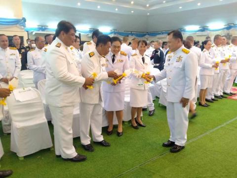 ร่วมพิธีถวายเครื่องราชสักการะ วางพานพุ่ม และพิธีจุดเทียนถวายพระพรชัยมงคล