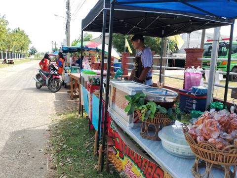 ตลาดร้านค้า ภายในบริเวณงานลอยกระทง