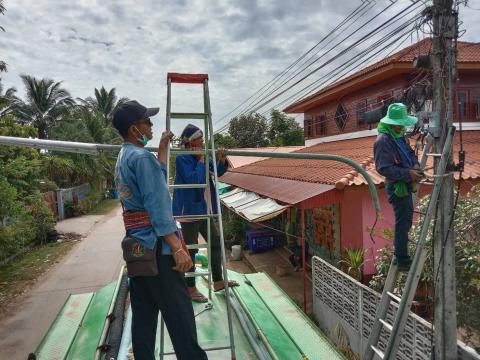 ลงพื้นที่ดำเนินการซ่อมไฟฟ้าส่องสว่าง