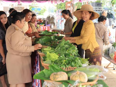 พิธีมอบวุฒิบัตรให้กับเด็กนักเรียนที่จบการศึกษา