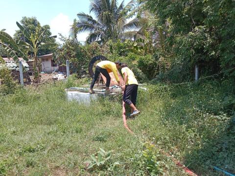 นำน้ำเติมถังน้ำประปาหมู่บ้าน