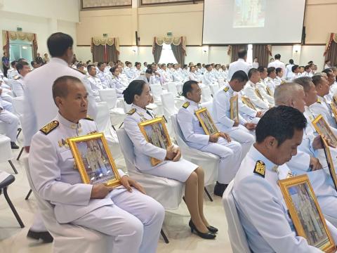 เข้าร่วมพิธีรับพระราชทานพระบรมฉายาลักษณ์