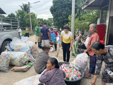 ออกรับฝากขยะตามโครงการบริหารจัดการขยะอย่างเป็นระบบ