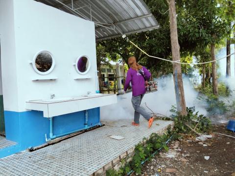 พ่นสารเคมีกำจัดยุง กรณีมีผู้ป่วยด้วยโรคไข้เลือดออกในพื้นที่