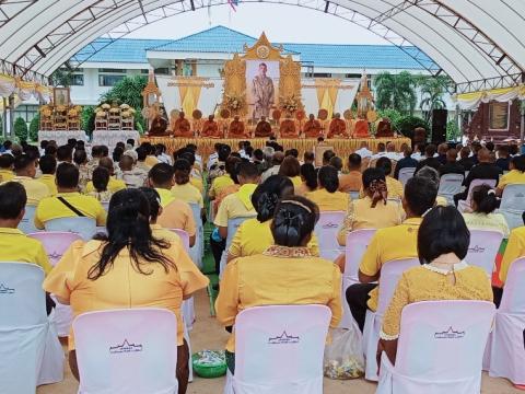 พิธีทำบุญตักบาตรข้าวสารอาหารแห้งแด่พระภิกษุสงฆ์