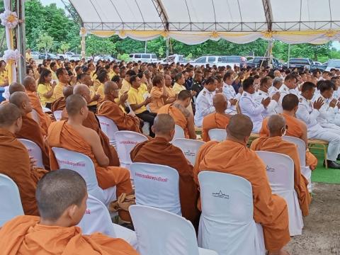 พิธีทำบุญตักบาตรข้าวสารอาหารแห้งแด่พระภิกษุสงฆ์