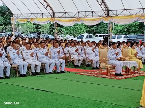 พิธีทำบุญตักบาตรข้าวสารอาหารแห้งแด่พระภิกษุสงฆ์