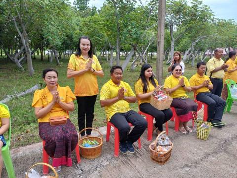 พิธีทำบุญตักบาตรข้าวสารอาหารแห้งแด่พระภิกษุสงฆ์