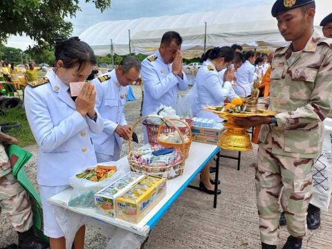 พิธีทำบุญตักบาตรข้าวสารอาหารแห้งแด่พระภิกษุสงฆ์