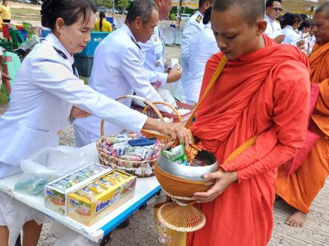 พิธีทำบุญตักบาตรข้าวสารอาหารแห้งแด่พระภิกษุสงฆ์