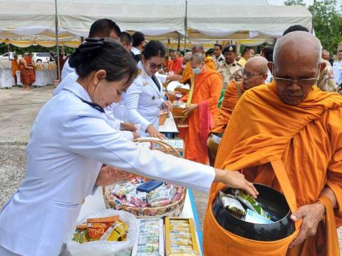 พิธีทำบุญตักบาตรข้าวสารอาหารแห้งแด่พระภิกษุสงฆ์