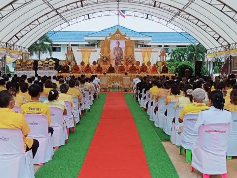 พิธีทำบุญตักบาตรข้าวสารอาหารแห้งแด่พระภิกษุสงฆ์