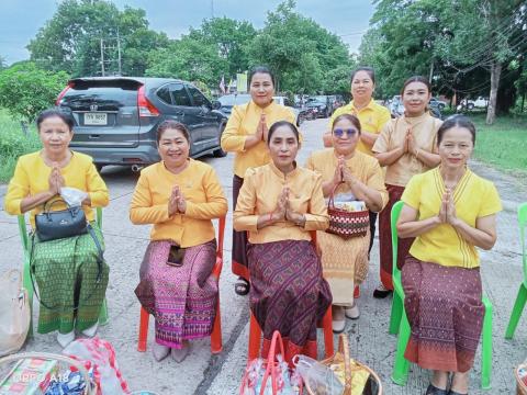 พิธีทำบุญตักบาตรข้าวสารอาหารแห้งแด่พระภิกษุสงฆ์