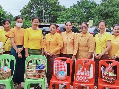 พิธีทำบุญตักบาตรข้าวสารอาหารแห้งแด่พระภิกษุสงฆ์