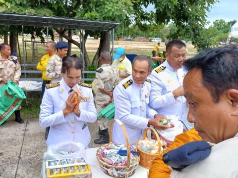 พิธีทำบุญตักบาตรข้าวสารอาหารแห้งแด่พระภิกษุสงฆ์