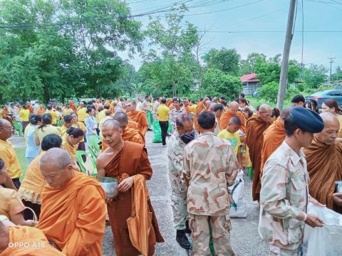 พิธีทำบุญตักบาตรข้าวสารอาหารแห้งแด่พระภิกษุสงฆ์