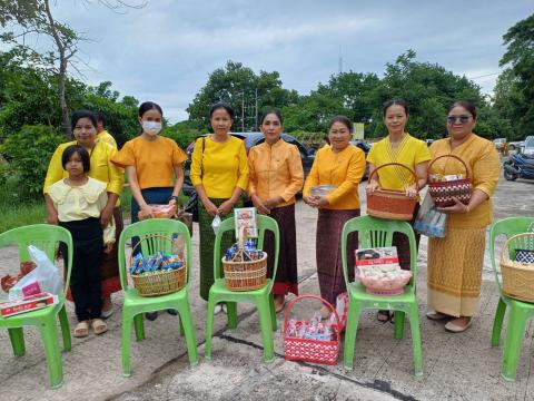 พิธีทำบุญตักบาตรข้าวสารอาหารแห้งแด่พระภิกษุสงฆ์