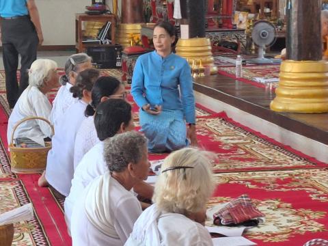 พิธีเจริญพระพุทธมนต์ปฏิบัติธรรมเจริญสมาธิภาวนาเพื่อเฉลิมพระเกียรติ