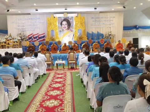 บุญตักบาตรข้าวสารอาหารแห้งแด่พระภิกษุสงฆ์ เพื่อถวายเป็นพระราชกุศล