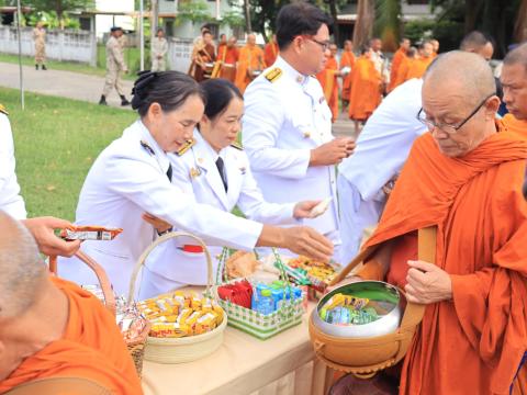 บุญตักบาตรข้าวสารอาหารแห้งแด่พระภิกษุสงฆ์ เพื่อถวายเป็นพระราชกุศล