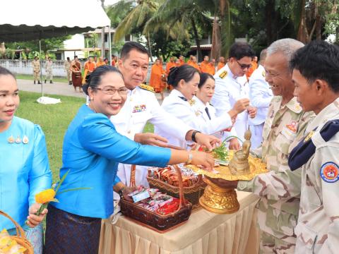 บุญตักบาตรข้าวสารอาหารแห้งแด่พระภิกษุสงฆ์ เพื่อถวายเป็นพระราชกุศล